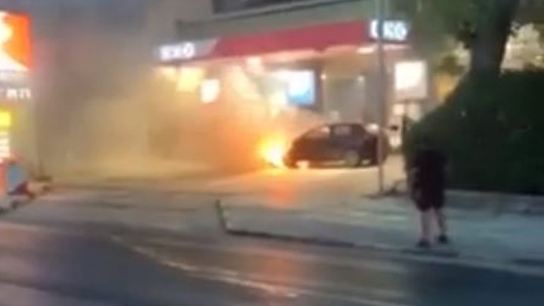 Ελλάδα: Σταμάτησε το φλεγόμενο αυτοκίνητο της σε… βενζινάδικο
