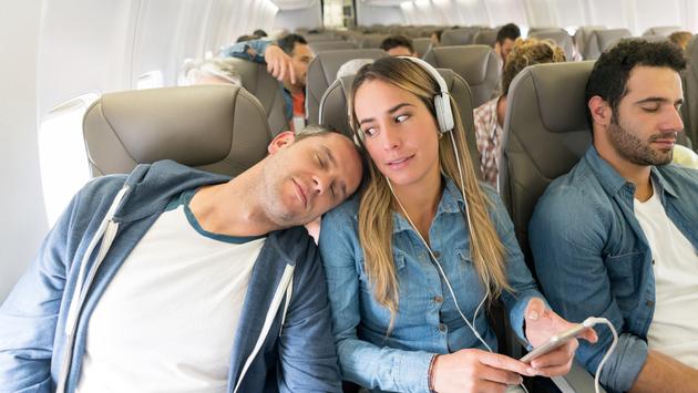 Άνδρας στάθηκε 6 ώρες όρθιος σε πτήση για να κοιμηθεί η γυναίκα του