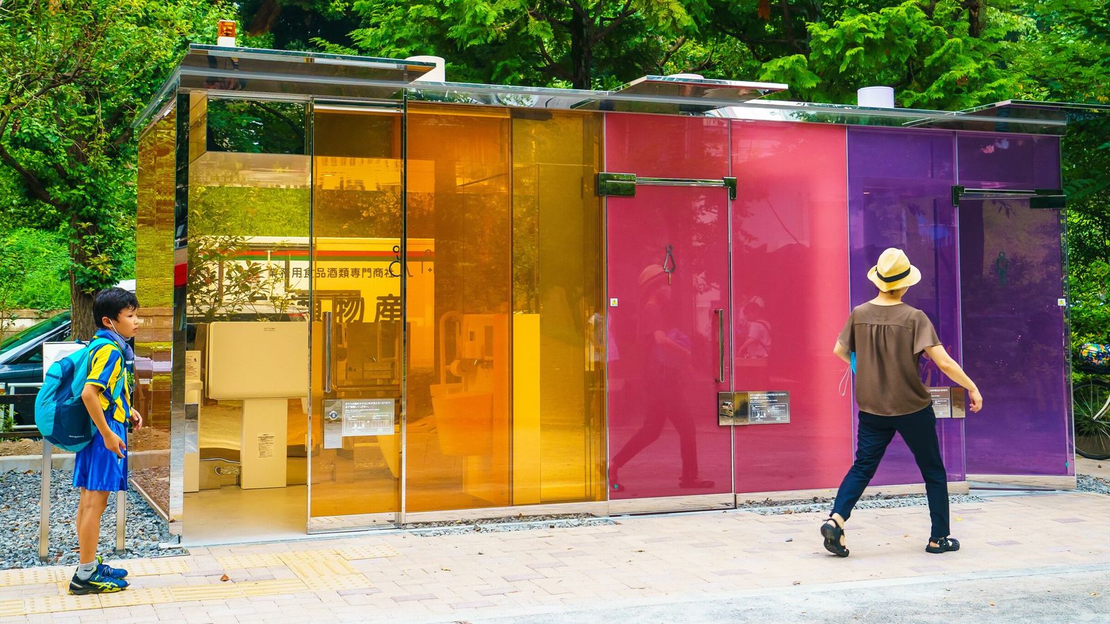 Ιαπωνία: Διάφανες δημόσιες τουαλέτες άνοιξαν σε πάρκα του Τόκιο!