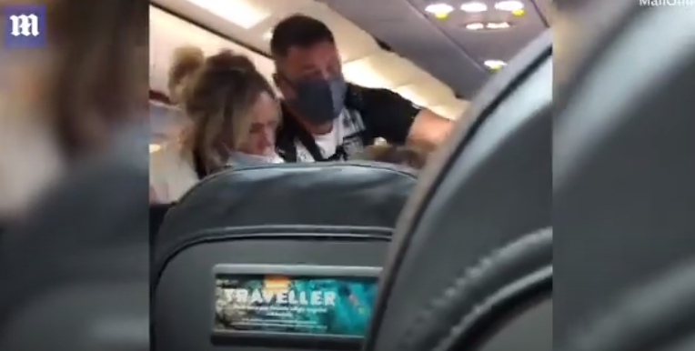 Χαμός σε πτήση: Δε βάζει μάσκα, βρίζει τη σύζυγό του, τον χαστουκίζει…