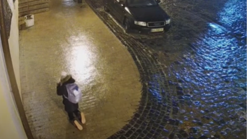 Ουκρανία: Viral η απεγνωσμένη μάχη γυναίκας να διασχίσει παγωμένο πεζοδρόμιο (Βίντεο)