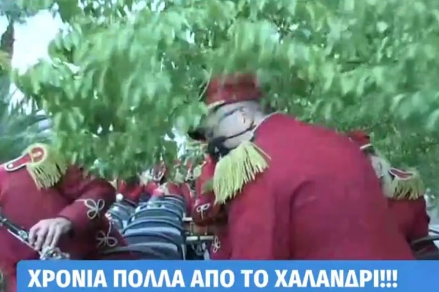 Αθήνα: Μουσικοί παίζουν τα κάλαντα αλλά δεν υπολόγισαν την… επίθεση των δέντρων