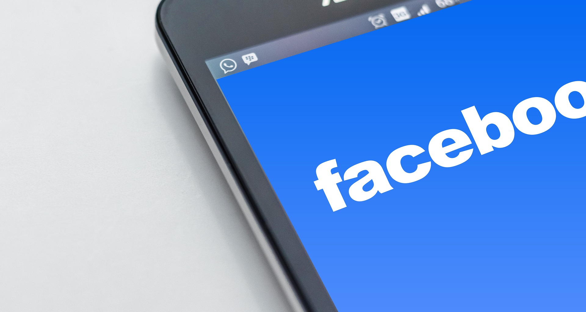 Facebook: Γιατί πέταξε έξω εκατομμύρια κατόχους iPhone