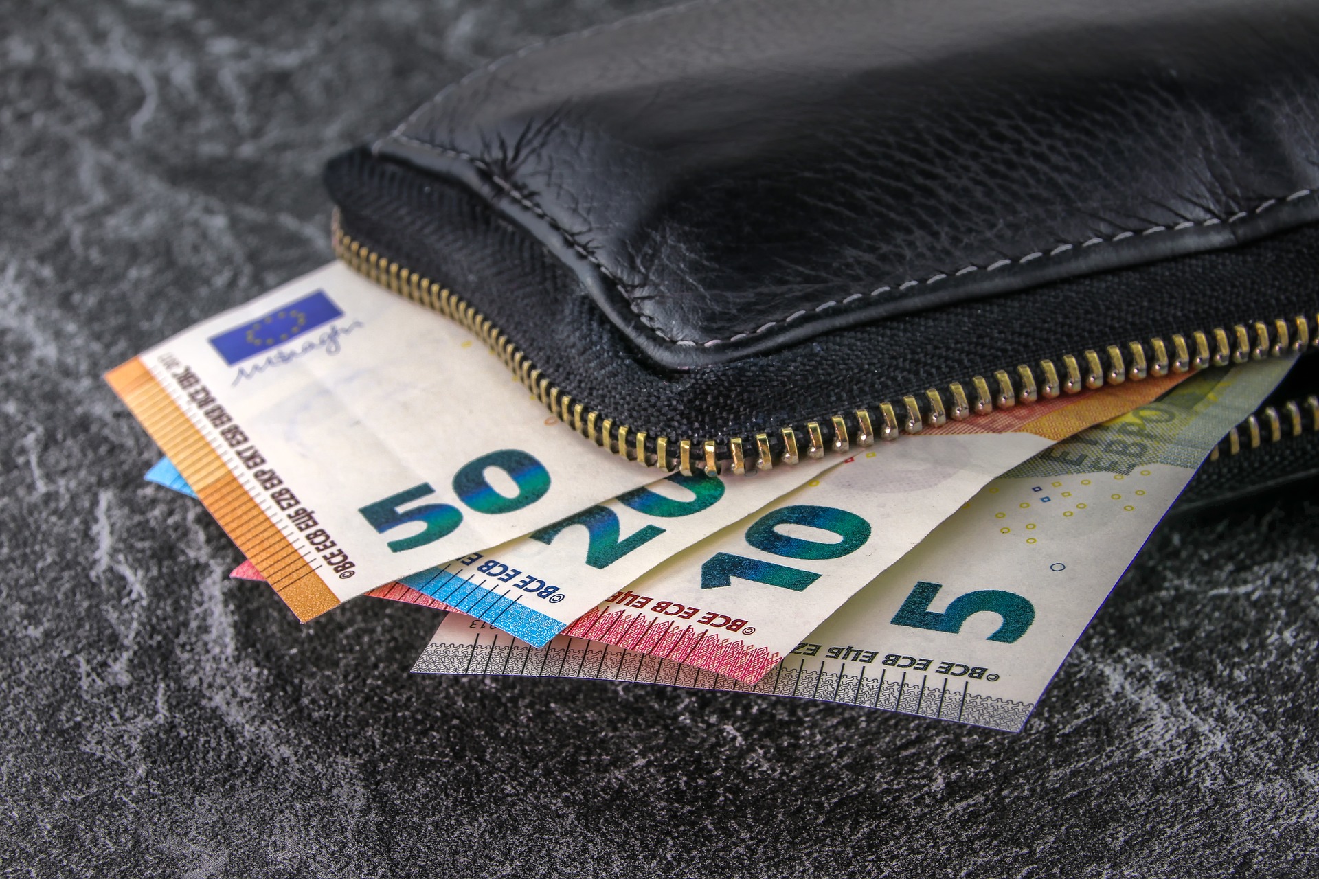 Θεσσαλονίκη: Βρήκε σε σούπερ μάρκετ πορτοφόλι με 550 ευρώ, το… κράτησε αλλά τον βρήκαν